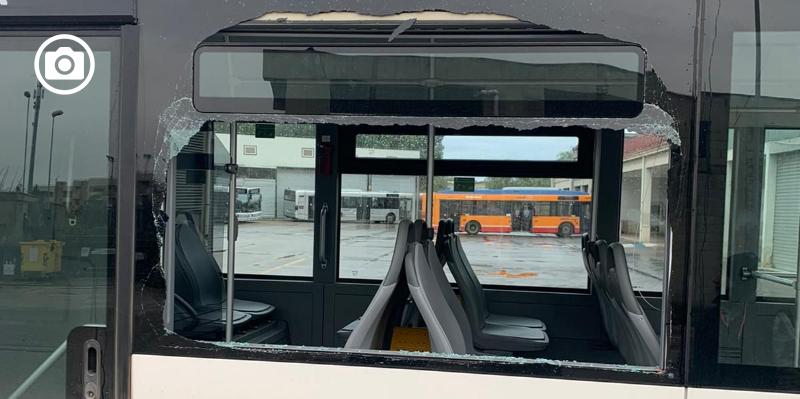 Foggia, bus dell'Ataf danneggiato da sassi: "Opera di balordi"
