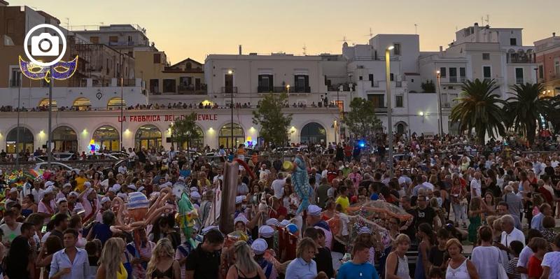 Carnevale di Manfredonia, un mare di gente per l'apertura dell'edizione estiva