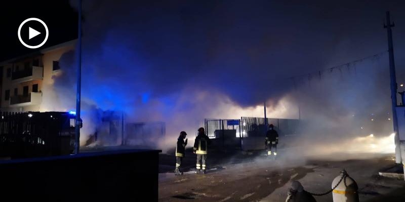 Foggia, incendio in un deposito: il rogo sarebbe accidentale. Ma c'è chi solleva dei dubbi