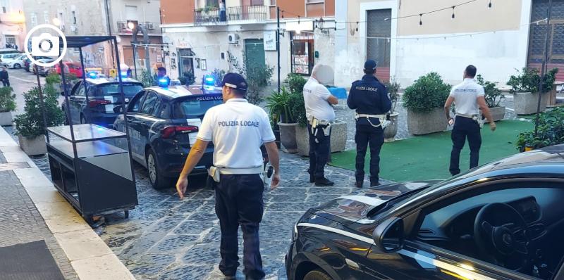 Occupazione abusiva di suolo pubblico a piazza Federico II, interviene la Municipale 