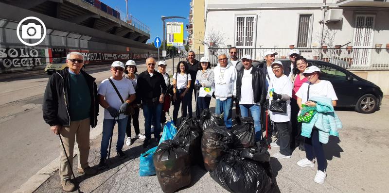 I volontari de La Via della Felicità di Foggia ripuliscono l'area limitrofa allo stadio 