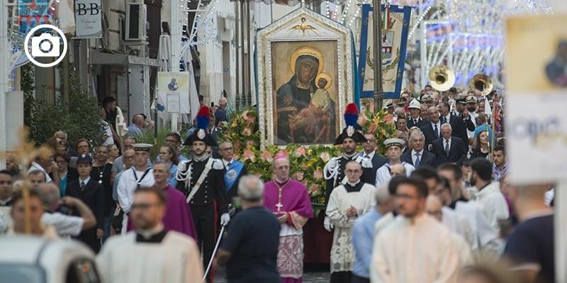 Sta finendo lo stato d’emergenza, Conferenza Episcopale autorizza da aprile feste patronali, processioni e celebrazioni all’aperto