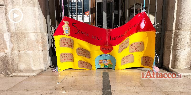 "Non toccate la nostra scuola", in piazza associazioni e politica 
