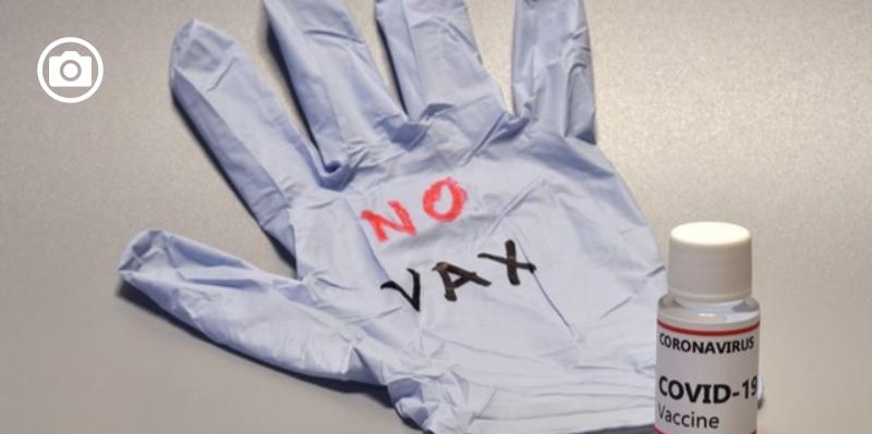 Italexit si schiera al fianco di medici e sanitari no vax: “Sarebbe il caso che Emiliano si dimetta”