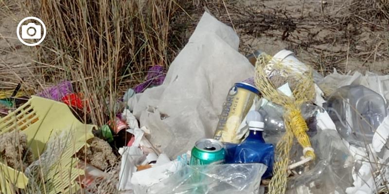 Raccoglie i rifiuti sulla spiaggia di Siponto, ma Ase non li smaltisce. Ora si è creato un cumulo