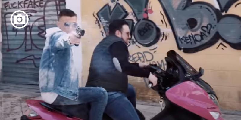“Malavita” e “Se nasce giudicat”, fanno discutere i brani nel passato dei due artisti scelti per gli eventi di Natale