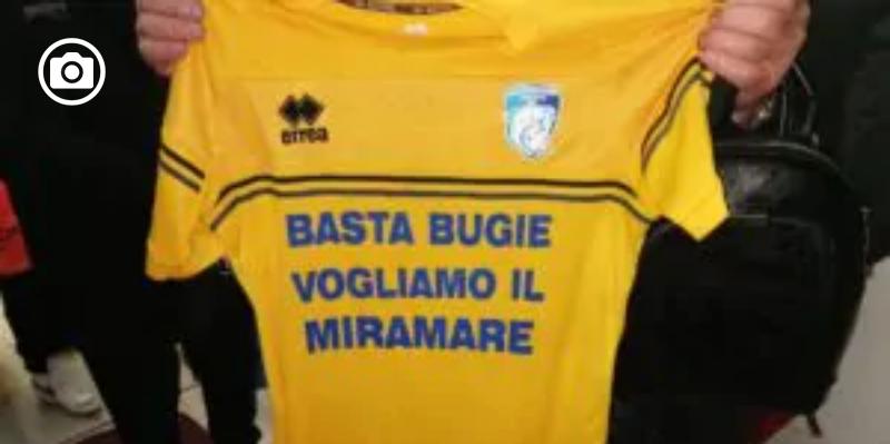 Ragazzi della juniores indossano maglia 'pro Miramare', il responsabile li punisce: "Strumentalizzati"