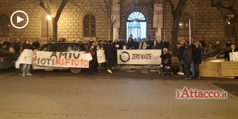 Foggia, sit-in 'Amiu io ti rifiuto': "Contratto non convince"