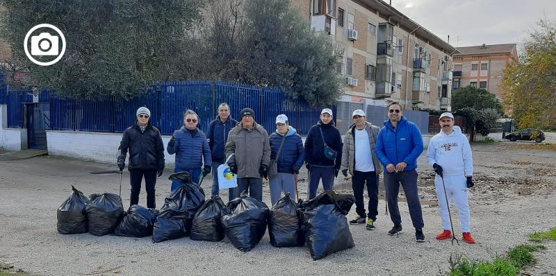 Ambiente, i volontari de La Via della Felicità ripuliscono via Gramsci 