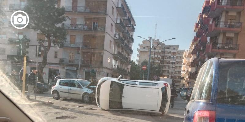 Foggia, incidente in pieno centro: auto si ribalta
