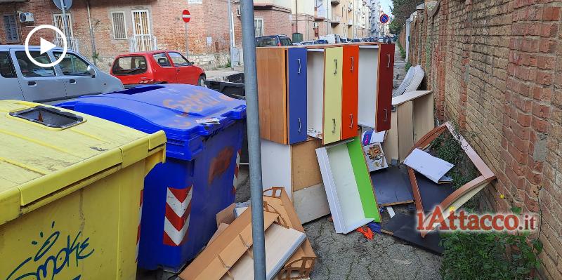 Rifiuti ingombranti in strada da diversi giorni, nulla è cambiato in via Ricci