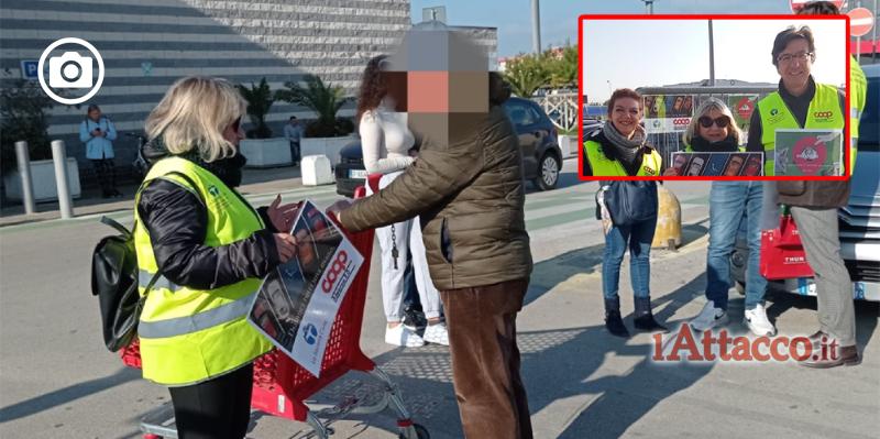 La Società Civile per strada davanti all’Ipercoop allo scopo di sensibilizzare al “parcheggio civile”