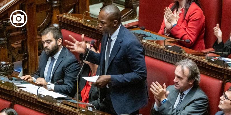 Soumahoro lascia Verdi - Sinistra e passa al gruppo Misto: “Amareggiato, non ho ricevuto nessuna solidarietà”