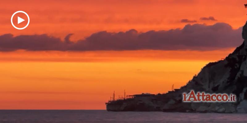 Le prime luci del mattino dalla Baia di Calenella, uno degli scorci più affascinanti del Gargano