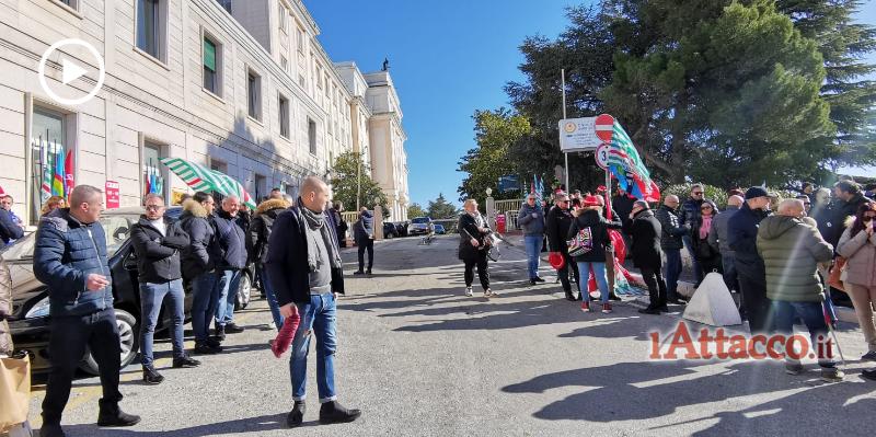 Casa Sollievo, sit-in di protesta: sindacalisti convocati in direzione