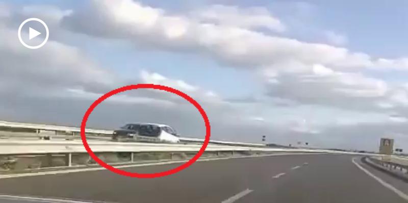 Foggia-Candela, auto immortalata mentre viaggia contromano