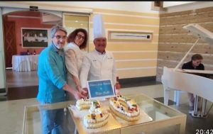 Peppe_Zullo_con_gli_sposi_e_la_torta_dei_30_anni